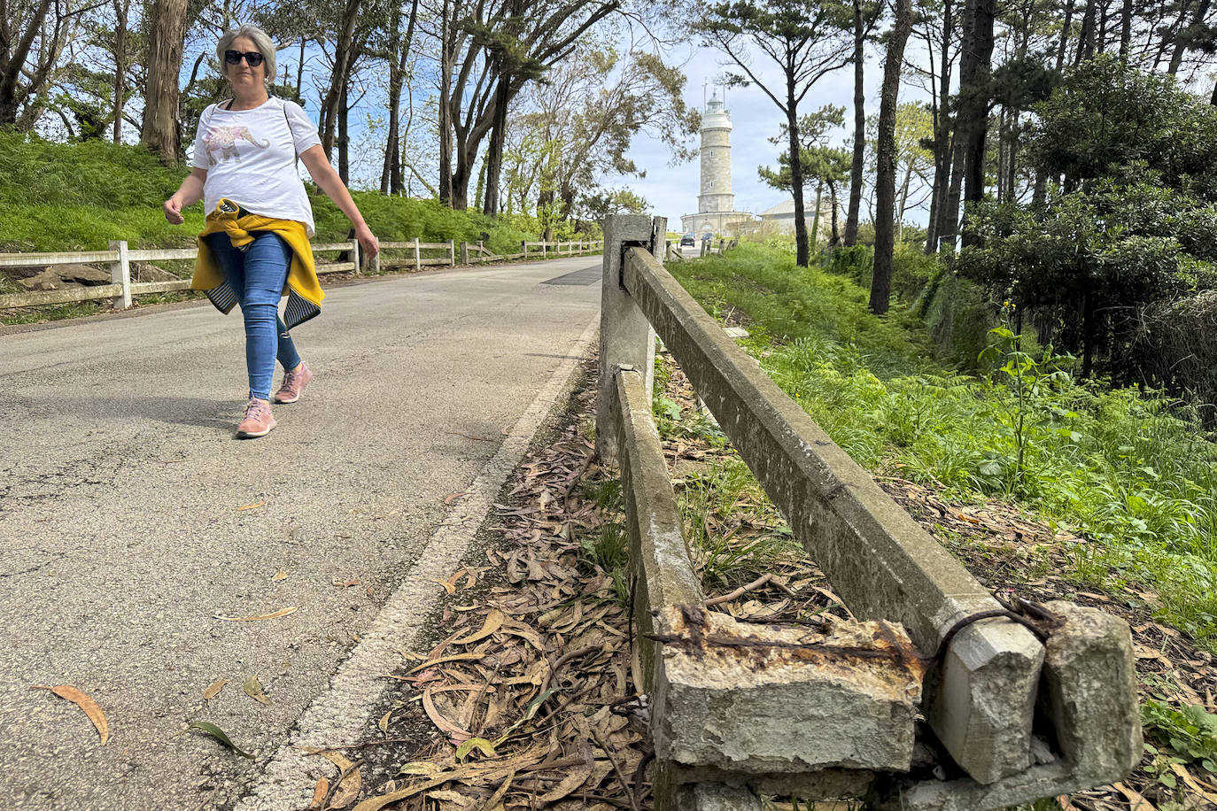 Una mujer baja del Faro de Cabo Mayor, cuyo acceso está muy destartalado.