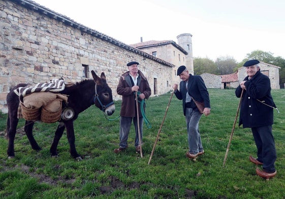 Andrés de la Pinta, Nacho Zubelzu y Pedro Díaz, acompañados del burro Isidro, posan junto a la Cabaña del Monte.