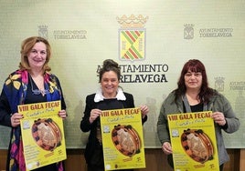 La concejal de Cultura, Esther Vélez, acompañada por Carmen Olarreaga y Mari Velarde, de la Federación Cántabra de Agrupaciones de Folclore, este miércoles, en Torrelavega.