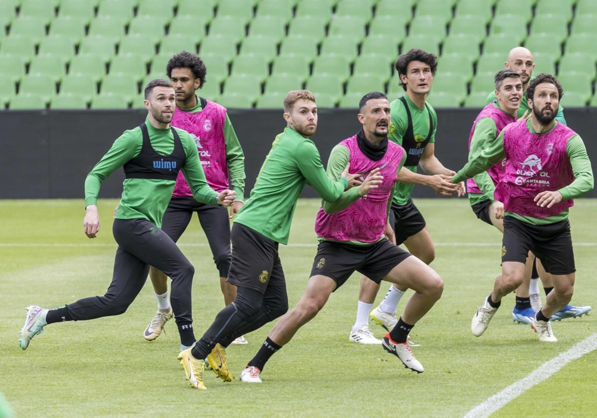 Hernando, Peque, Moreno y Germán, en primer término, en el entrenamiento de ayer en El Sardinero.