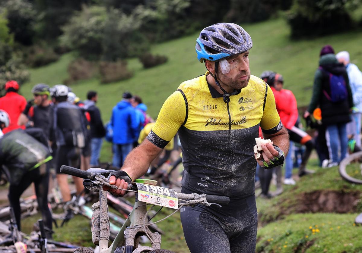 Adán Pizano come un sandwich en el avituallamiento de Ozcaba en la edición del año pasado.