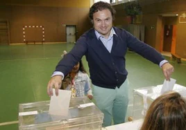 Jesús Gutiérrez votando en las municipales de 2016.