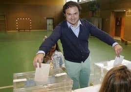 Jesús Gutiérrez votando en las municipales de 2016.