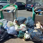 Imagen difundida por los vecinos de Castilla Hermida sobre la acumulación de basura en su barrio en los últimos días.