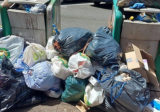 Imagen difundida por los vecinos de Castilla Hermida sobre la acumulación de basura en su barrio en los últimos días.
