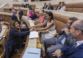 Buruaga e Igual se saludan en el Parlamento cántabro en una imagen de archivo.