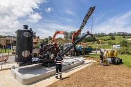 Instalar la grúa en su nuevo destino ha requerido una importante labor de precisión