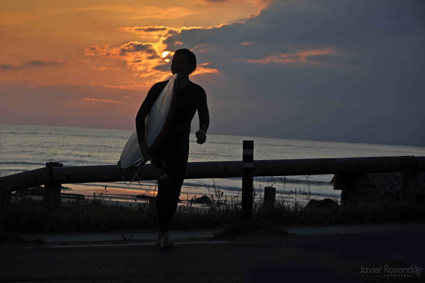 Surfista al atardecer, en la playa de Oyambre.