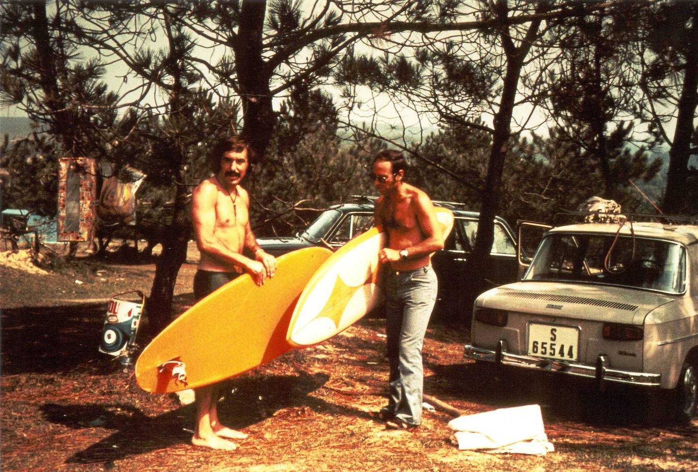 Manuel Gutiérrez Meco y Juan Giribet, surfistas pioneros cántabros. Islares, 1966.