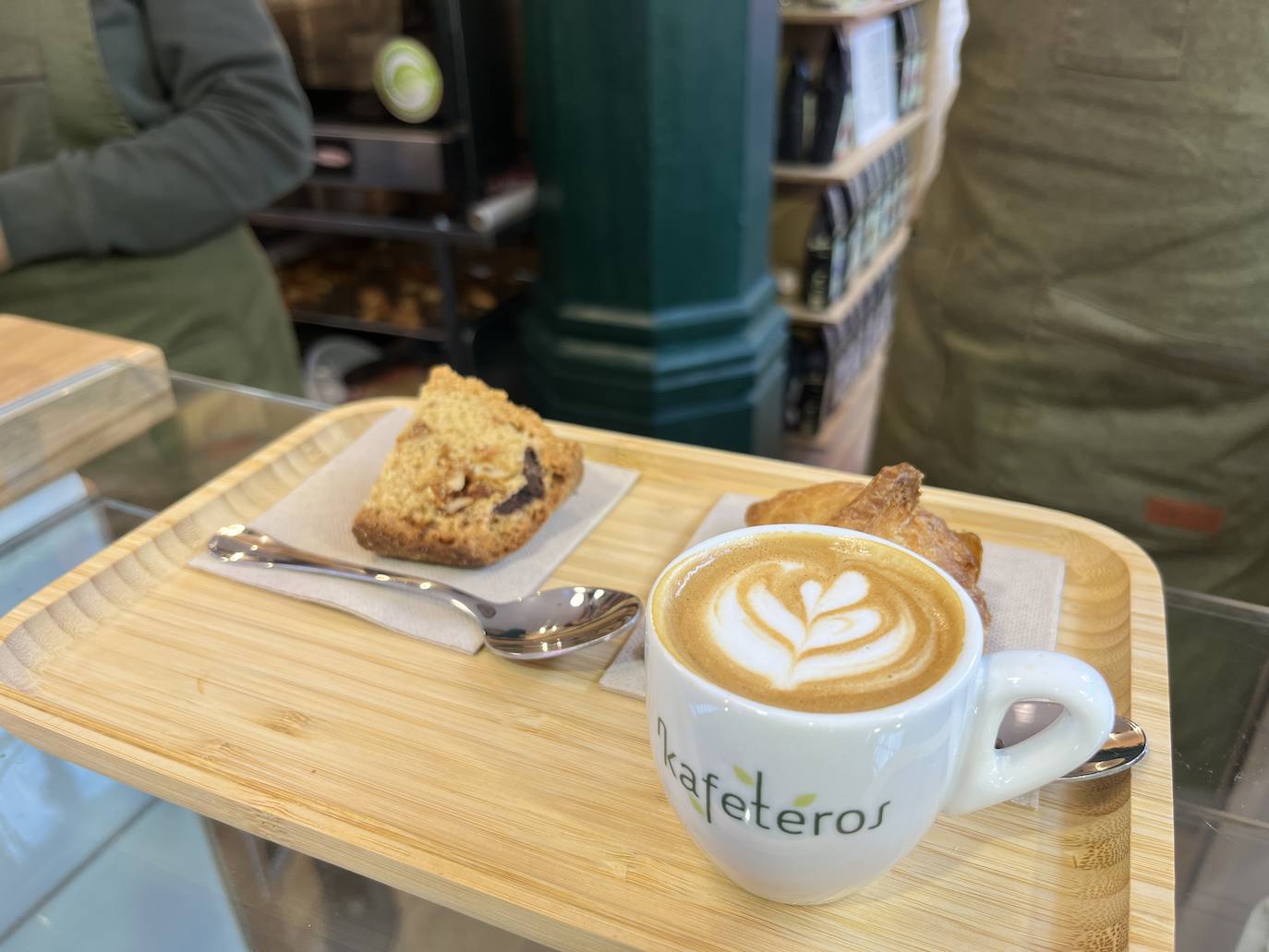 Todas las consumiciones se sirven con un minicroissant de jamón, bizcocho o pasta de té.