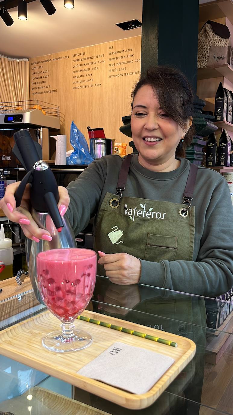 Además de cafés y tés de especialidad, elaboran coctelería con base de café y té y refrescos de autor como este refrescante 'Dulces rosas' con notas florales y de frutos rojos.