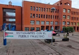 Algunos estudiantes han pasado su primera noche acampados frente a la Universidad de Cantabria en apoyo al pueblo palestino