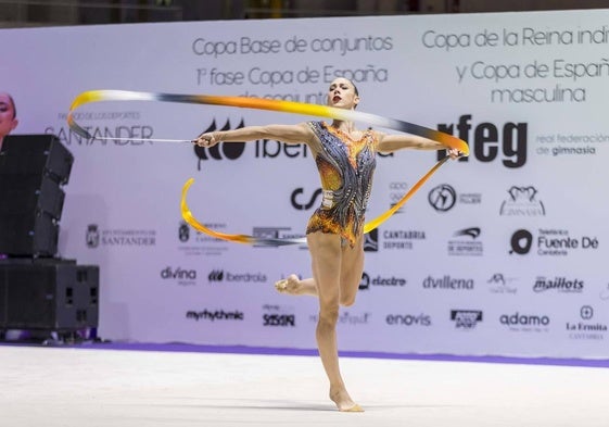 La valenciana Polina Berezina, gimnasta del equipo olímpico español, deslumbró en la pista con su ejercicio de cinta.