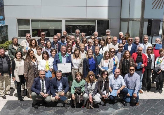 Fotografía de familia de los 172 funcionarios de Cantabria que se han retirado en el último año.