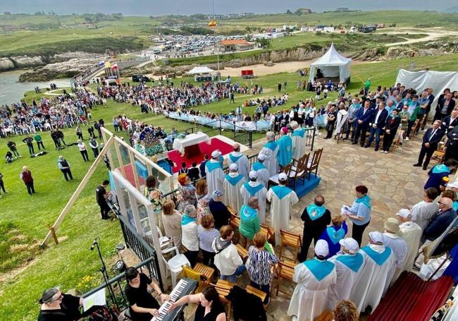 a campa de la Virgen del Mar durante la misa en su día grande.