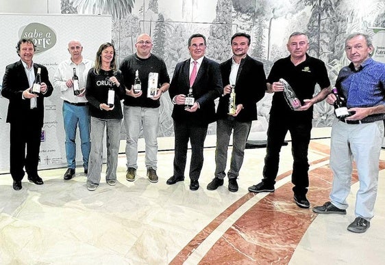 Ángel Moreno (Sierra del Oso); Gustavo Cubero (director de Turismo); Caetano Marzocchi (Pago Casa del Blanco); el consejero de Desarrollo Rural, Pablo Palencia; Carlos Recio (Casona Micaela);Isabel García (Orulisa); Rubén Leivas (Destilería Siderit);Paulino San Emeterio (director general de Pesca y Alimentación); Juan Luis Centeno (director de la Oficina de Calidad Alimentaria –Odeca–);Jesús Gómez (Sidra Somarroza) y Cayo Gómez (Bodegas Cayo).