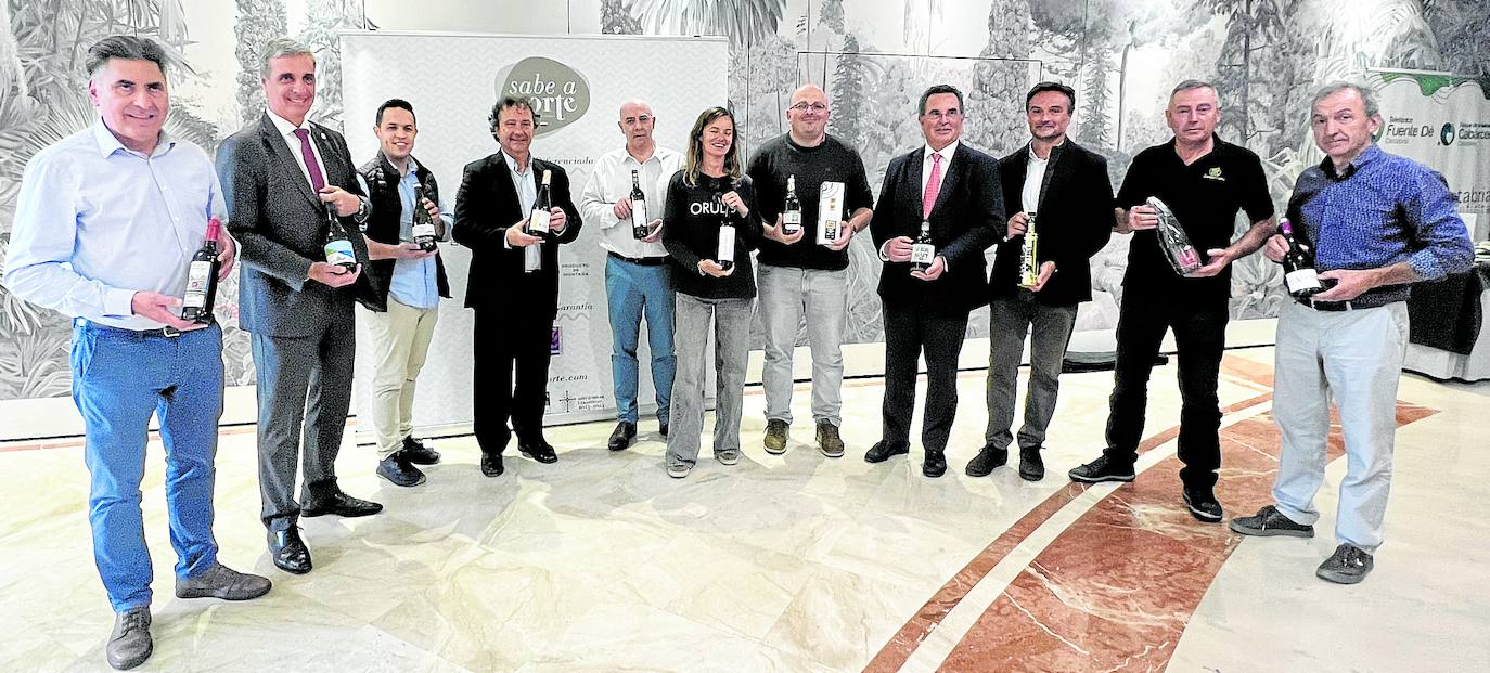 Ángel Moreno (Sierra del Oso); Gustavo Cubero (director de Turismo); Caetano Marzocchi (Pago Casa del Blanco); el consejero de Desarrollo Rural, Pablo Palencia; Carlos Recio (Casona Micaela);Isabel García (Orulisa); Rubén Leivas (Destilería Siderit);Paulino San Emeterio (director general de Pesca y Alimentación); Juan Luis Centeno (director de la Oficina de Calidad Alimentaria –Odeca–);Jesús Gómez (Sidra Somarroza) y Cayo Gómez (Bodegas Cayo).