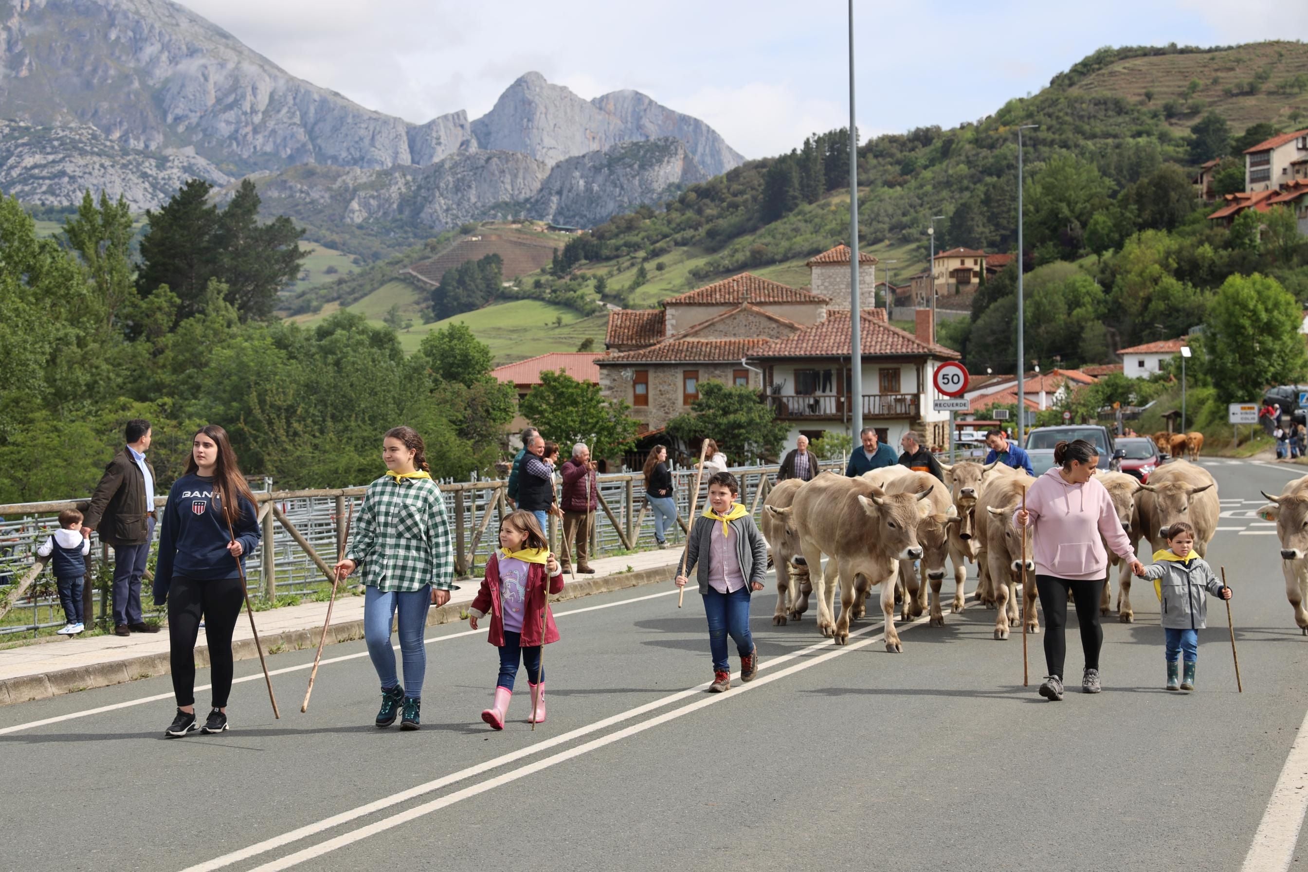 Las familias acudieron al completo con sus animales a desfilar. 