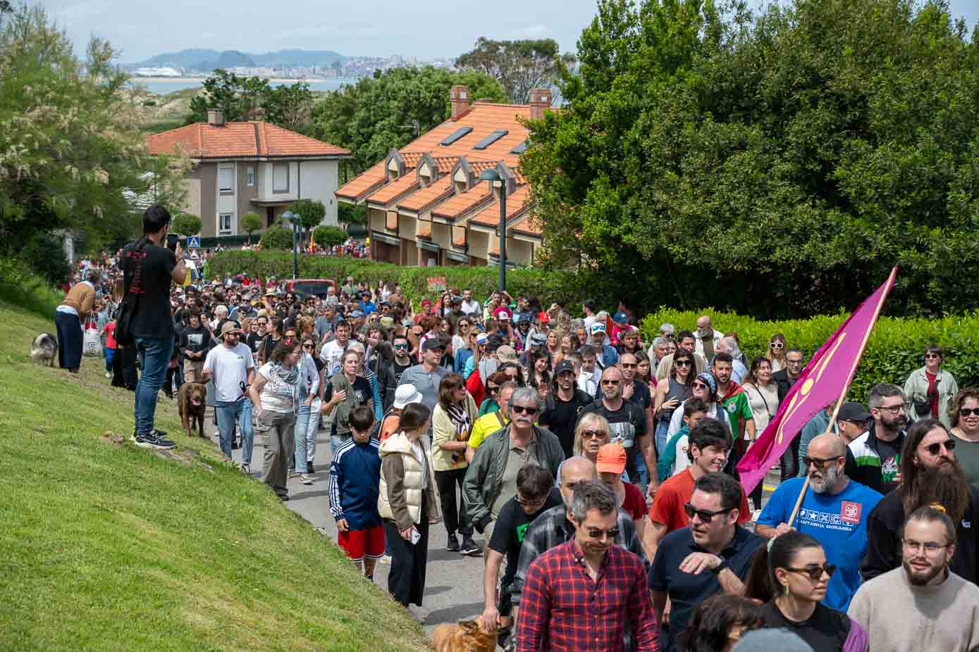 La caminata comenzó pasadas las doce y veinte del mediodía. 