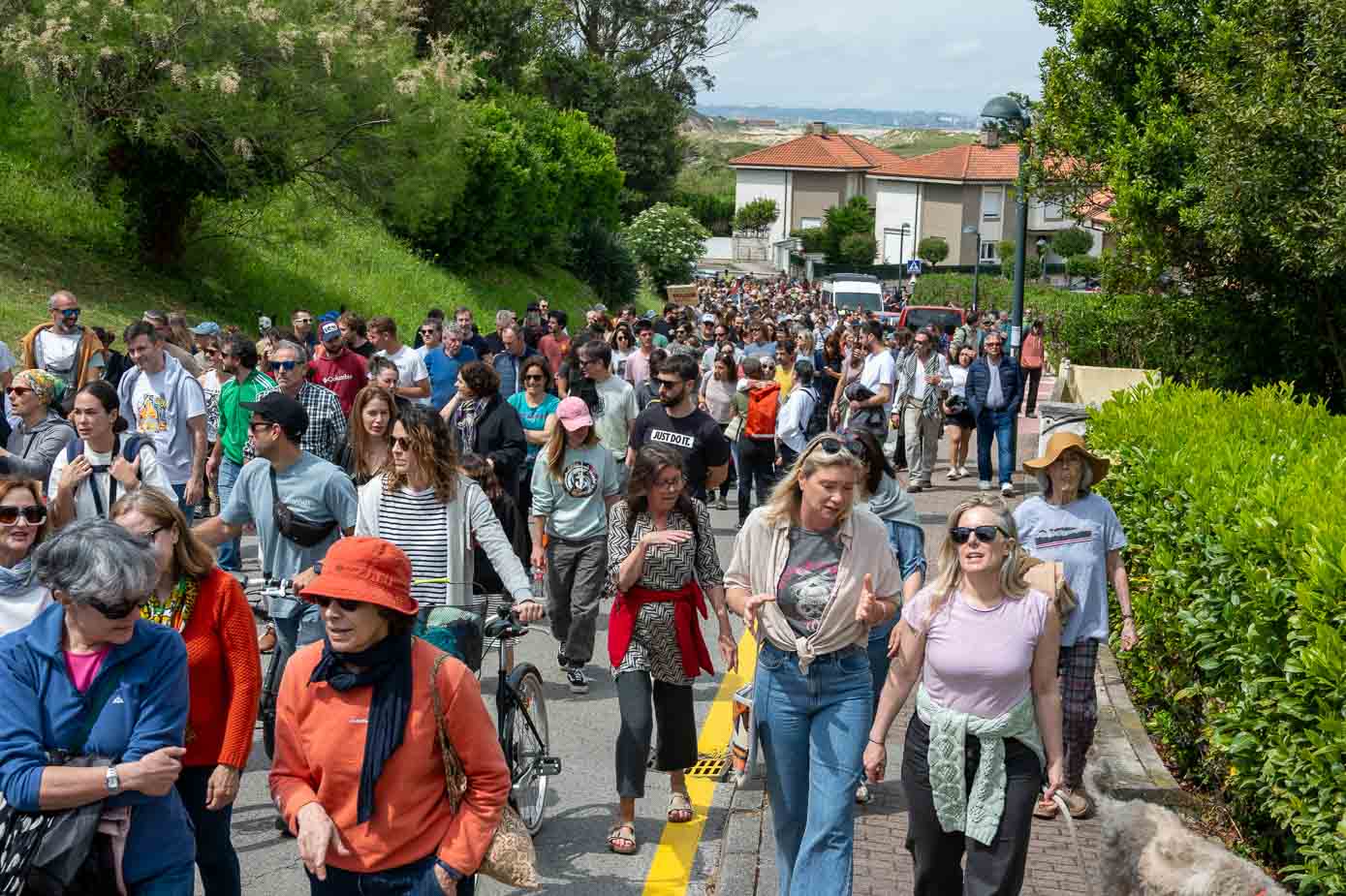 Personas de todas las edades y venidas de todos los rincones de Cantabria se sumaron a la marcha. 