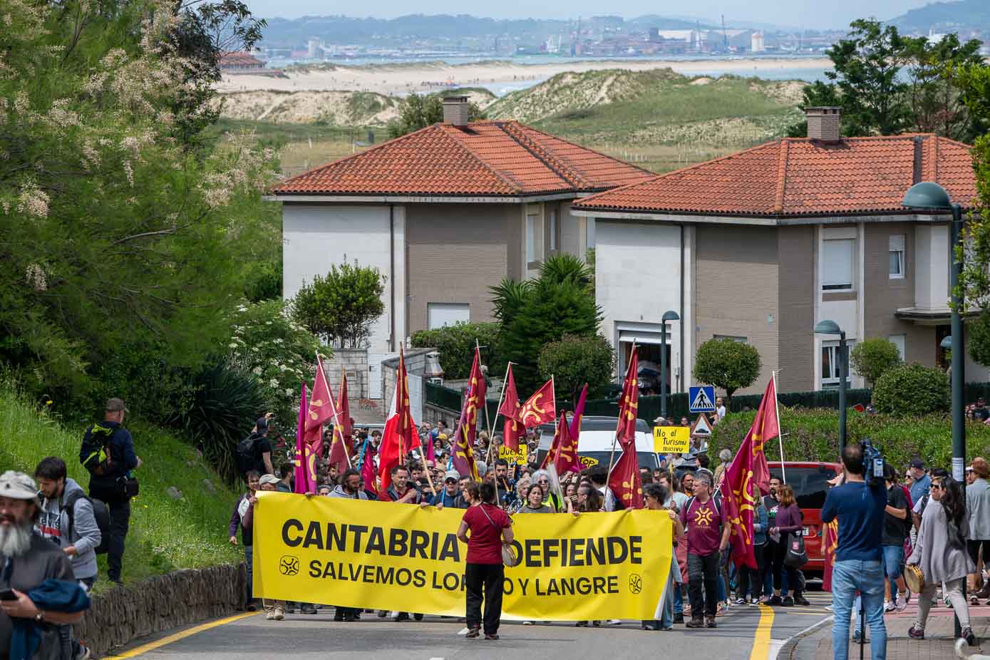 'Cantabria no se vende, Cantabria se defiende', fue otra de las proclamas. 