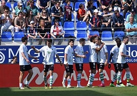 Los jugadores verdiblancos clebran el segundo gol, obra de Arana, en Huesca.