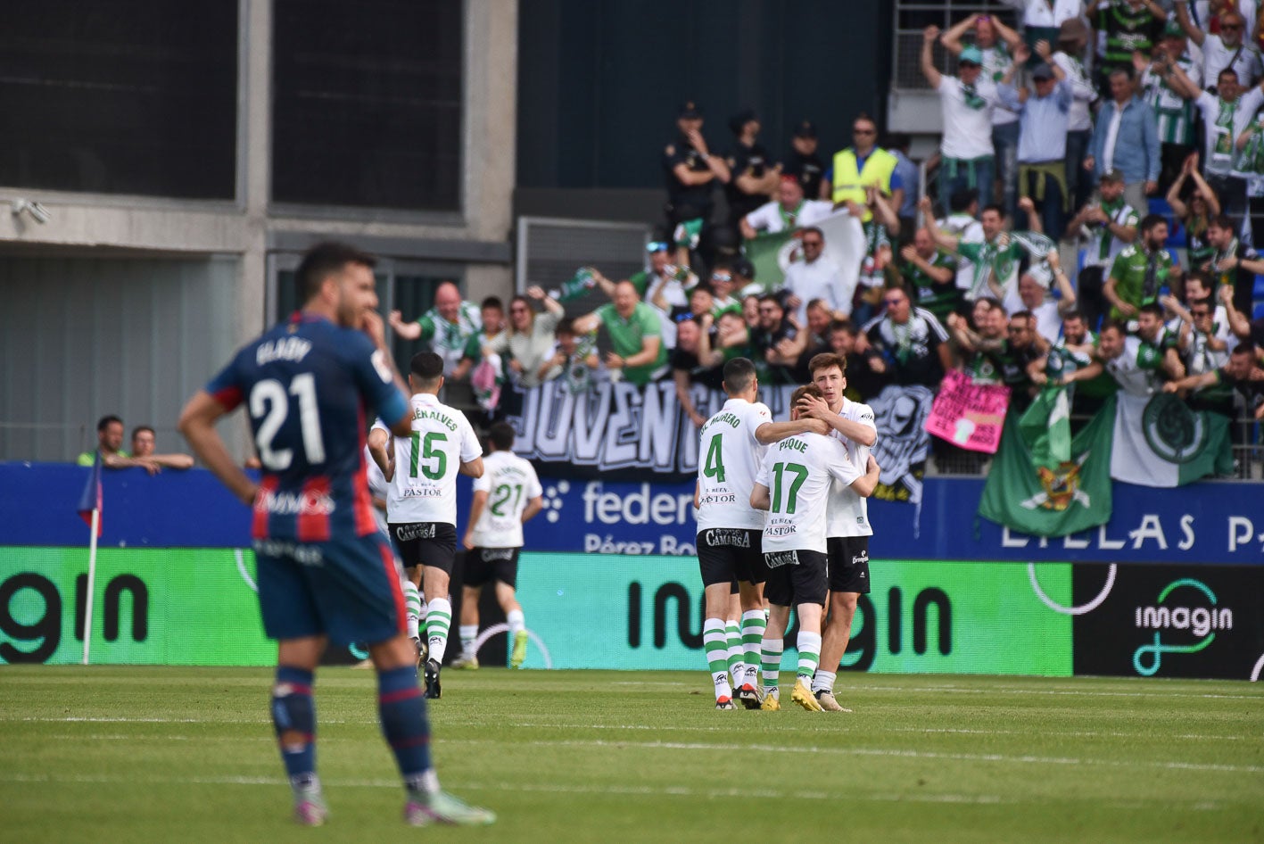 Peque, Pol Moreno e Íñigo Vicente se abrazan tras finalizar el encuentro. 