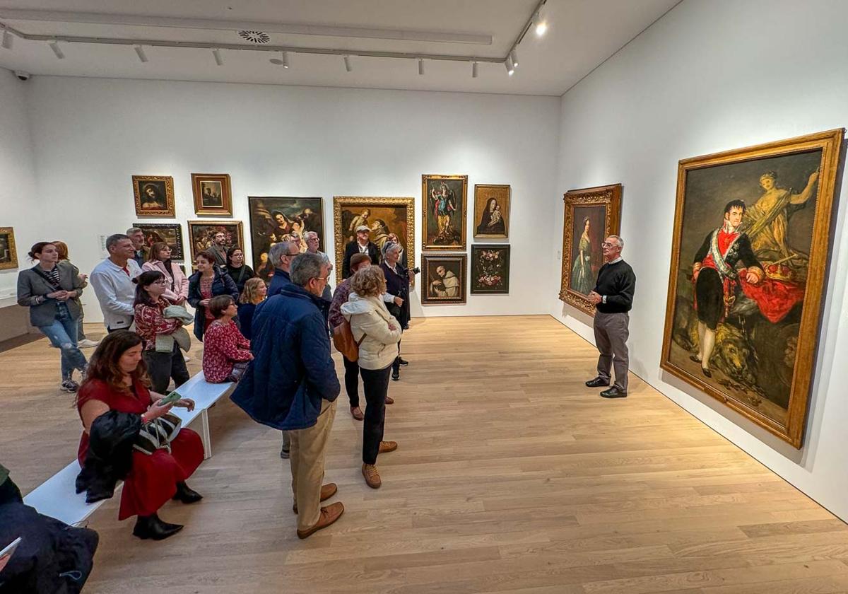 El personal del museo y de DidacArt se encargó de guiar a los visitantes por los fondos expuestos. En la imagen, el director del MAS, Salvador Carretero.