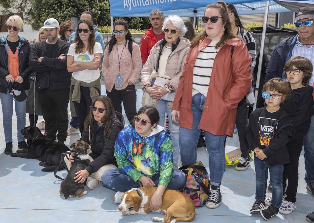 Imagen secundaria 1 - Arriba una de las participantes en un entrenamiento y debajo participantes y público asisten a demostraciones sobre la arena por un instructor. 