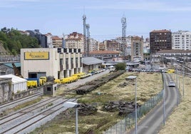 Vista general del espacio entre las vías de Renfe y de la antigua Feve, donde se ubican actualmente varios negocios.