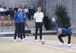 Isaac López desde el tiro para J. Cuesta, con Iván Gómez, Víctor de la Torre y Ángel Pellón detrás.