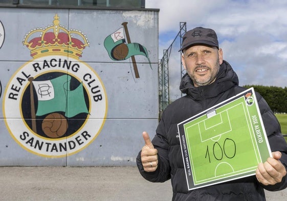 Centenario José Alberto López posa ayer en La Albericia con motivo de sus cien puntos con el Racing.