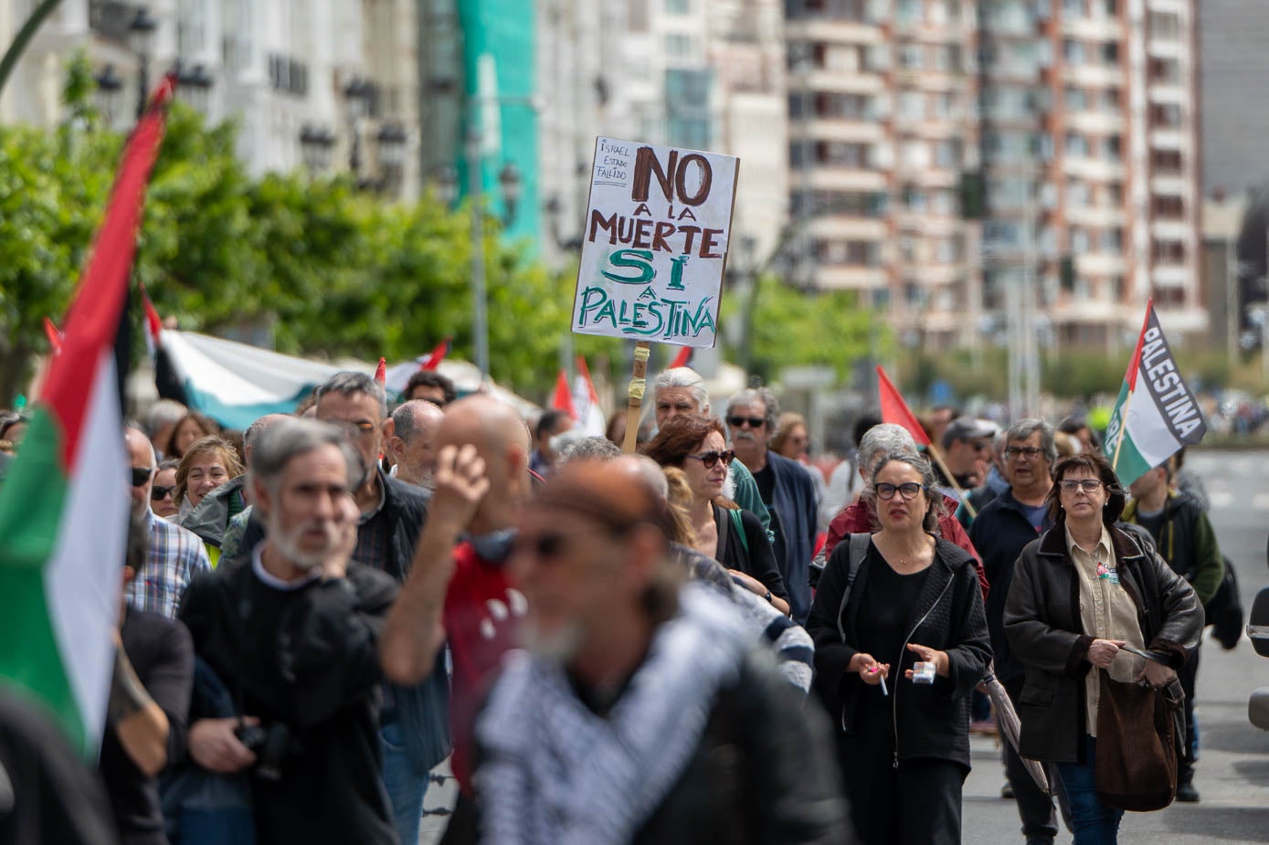 Los carteles de los manifestantes tambiém se sumaron a la petición de detener el conflicto.