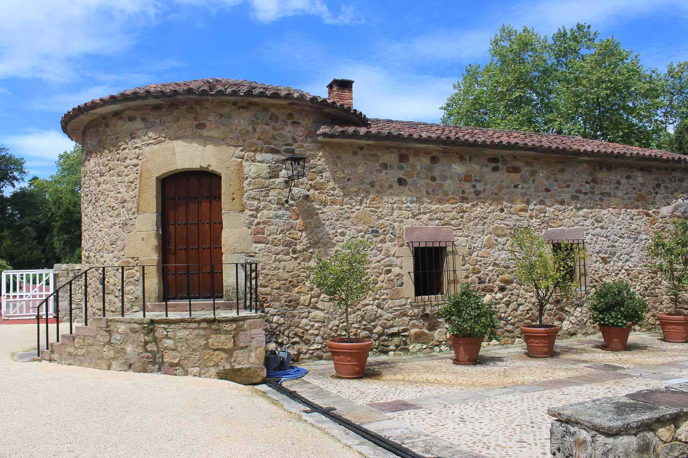 Ferrería de origen medieval dentro del conjunto del palacio de Bustamante en Quijas.