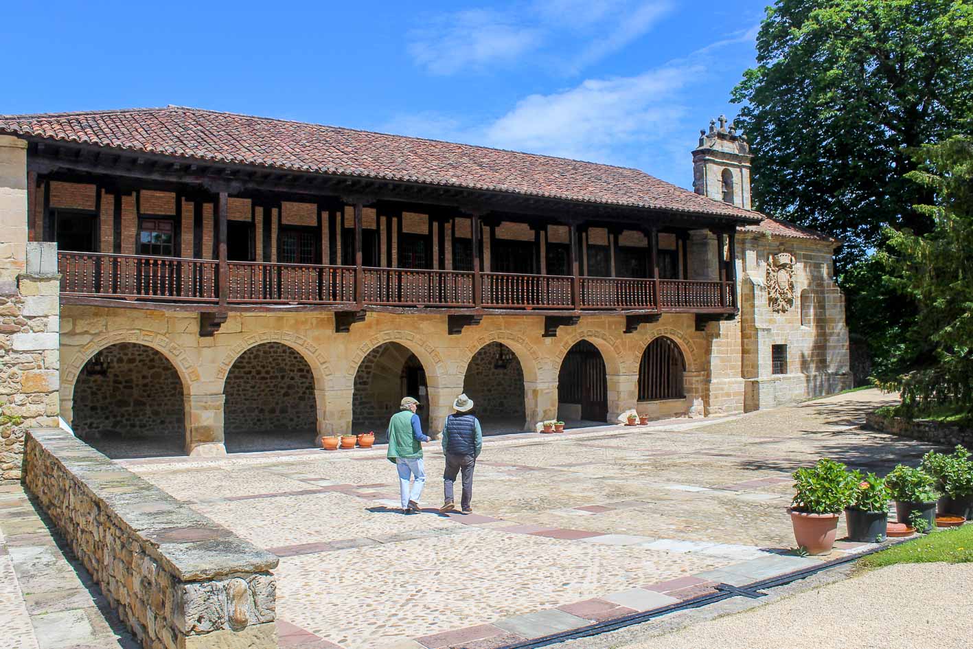 Palacio y capilla de Bustamante del siglo XVII, rodeado de un jardín de árboles centenarios en Quijas. 