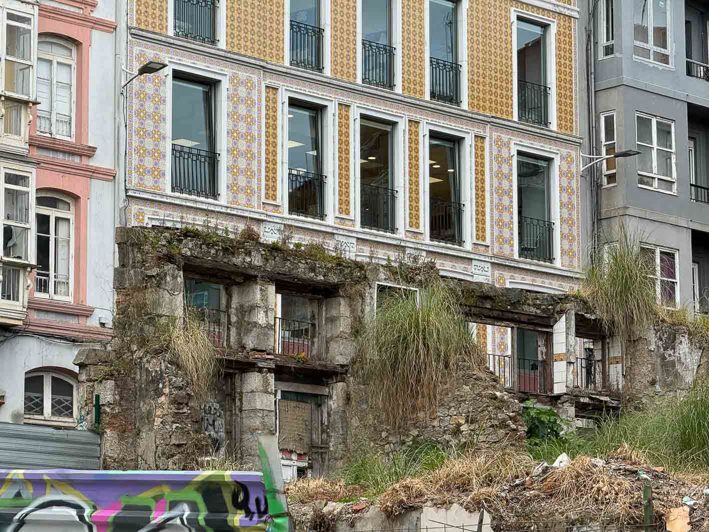 Vista de un solar vacío y abandonado frente a la sede Obras Públicas. 