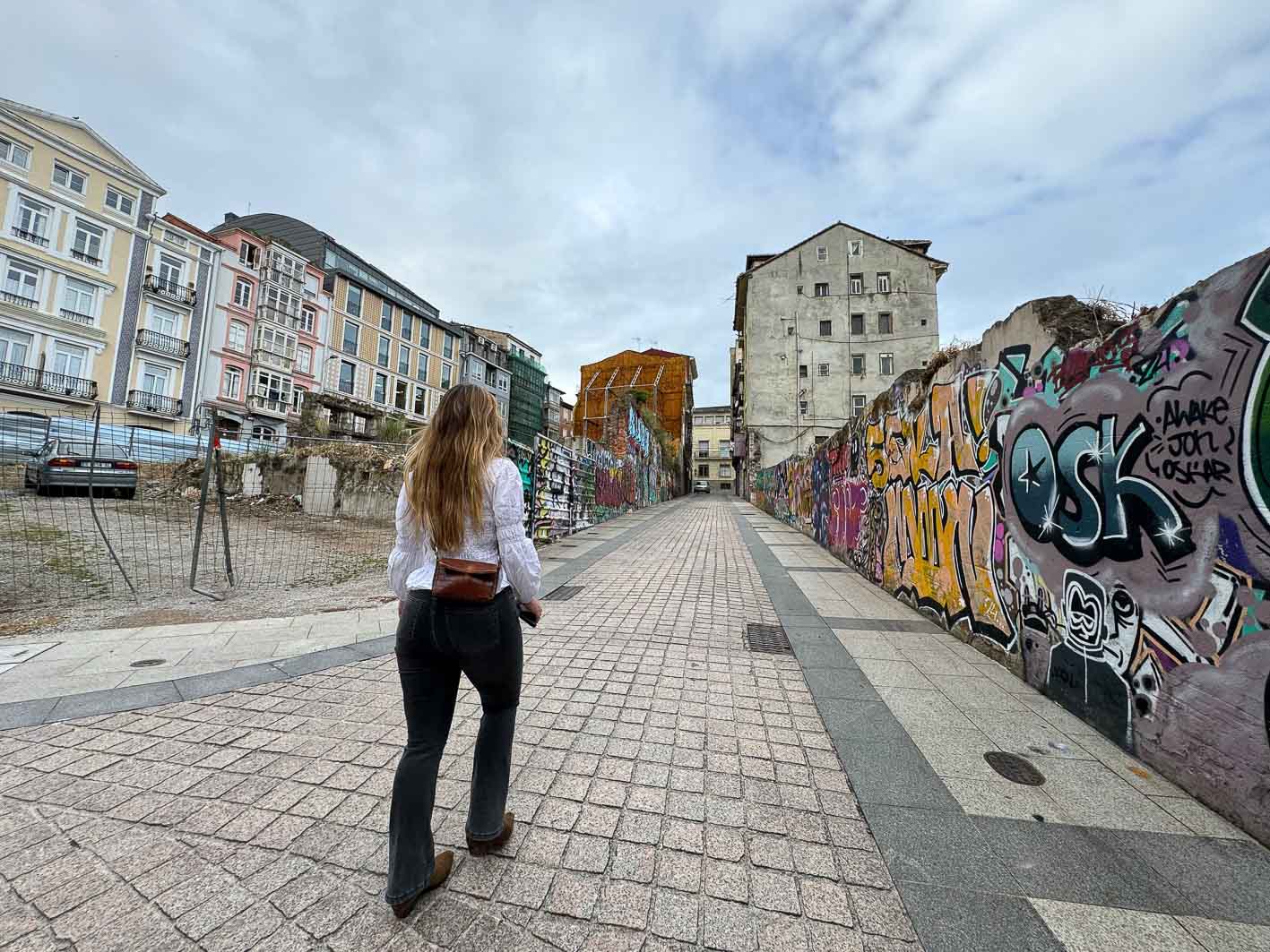 Una chica asciende por la calle San Pedro, una de las más problemáticas en los últimos tiempos según denuncian los propios vecinos. 