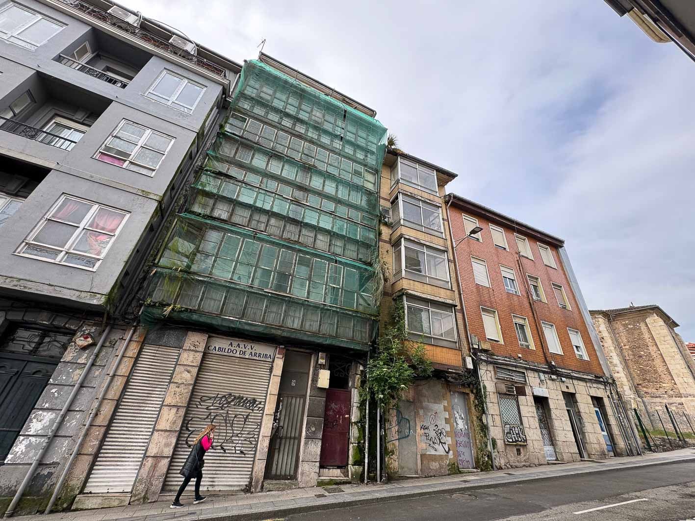 Edificios de la calle Alta (9 y 13), totalmente abandonados. Justo em el local del número 9 estuvo durante años la asociación de vecinos del Cabildo, que ya cerró. 