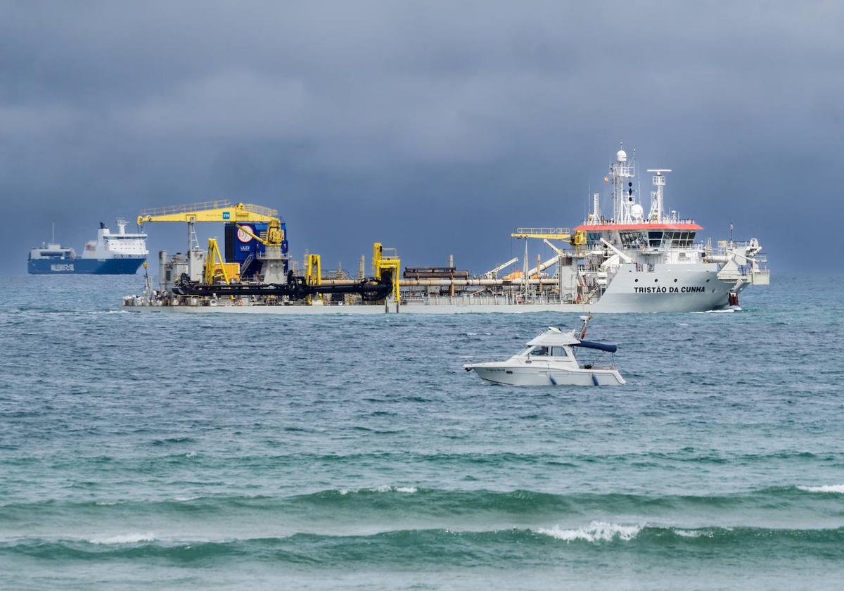 La draga de tolva de succión por arrastre Tristão da Cunha está retirando arena de la bahía de Santander, tanto en el Puntal como en el Canal Exterior.