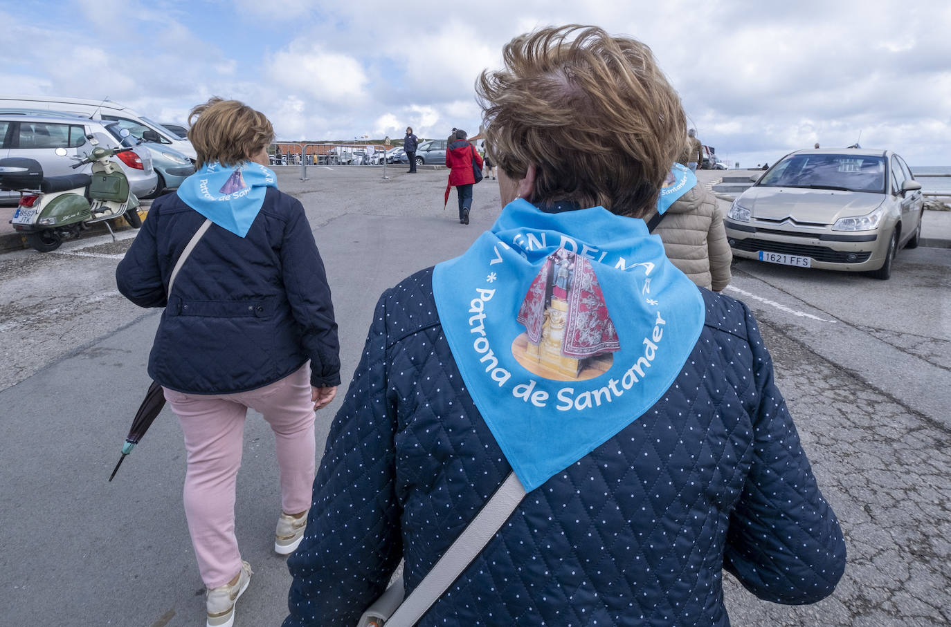 Muchos vecinos lucieron su pañuelo de las fiestas, donde podía leerse 'Virgen del Mar. Patrona de Santander'.