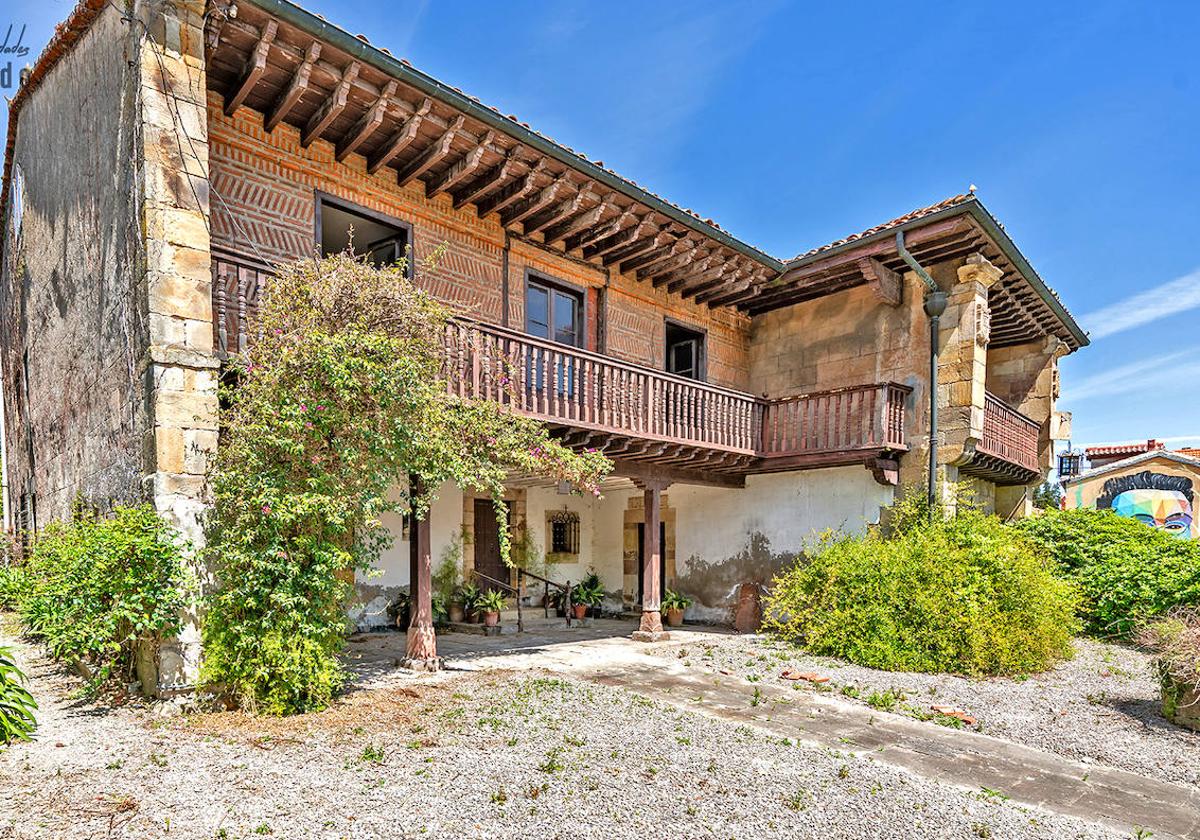 Entrada a la edificación de estilo barroco-montañés.