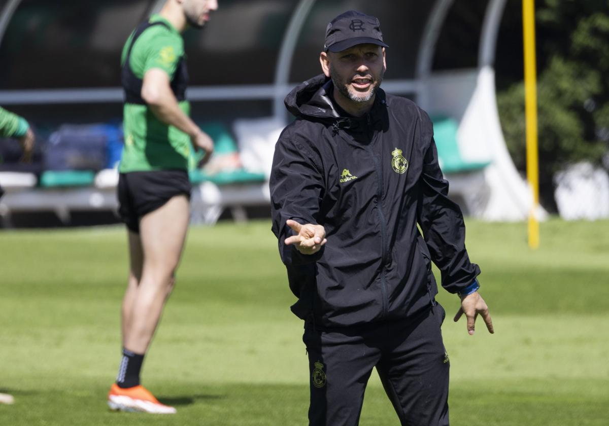 José Alberto López, entrenador del Racing.