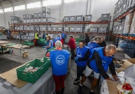 Las estanterías se van quedando vacías en el gran almacén del Banco de Alimentos en Torrelavega.