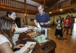 Un momento de las votaciones en Puente San Miguel.