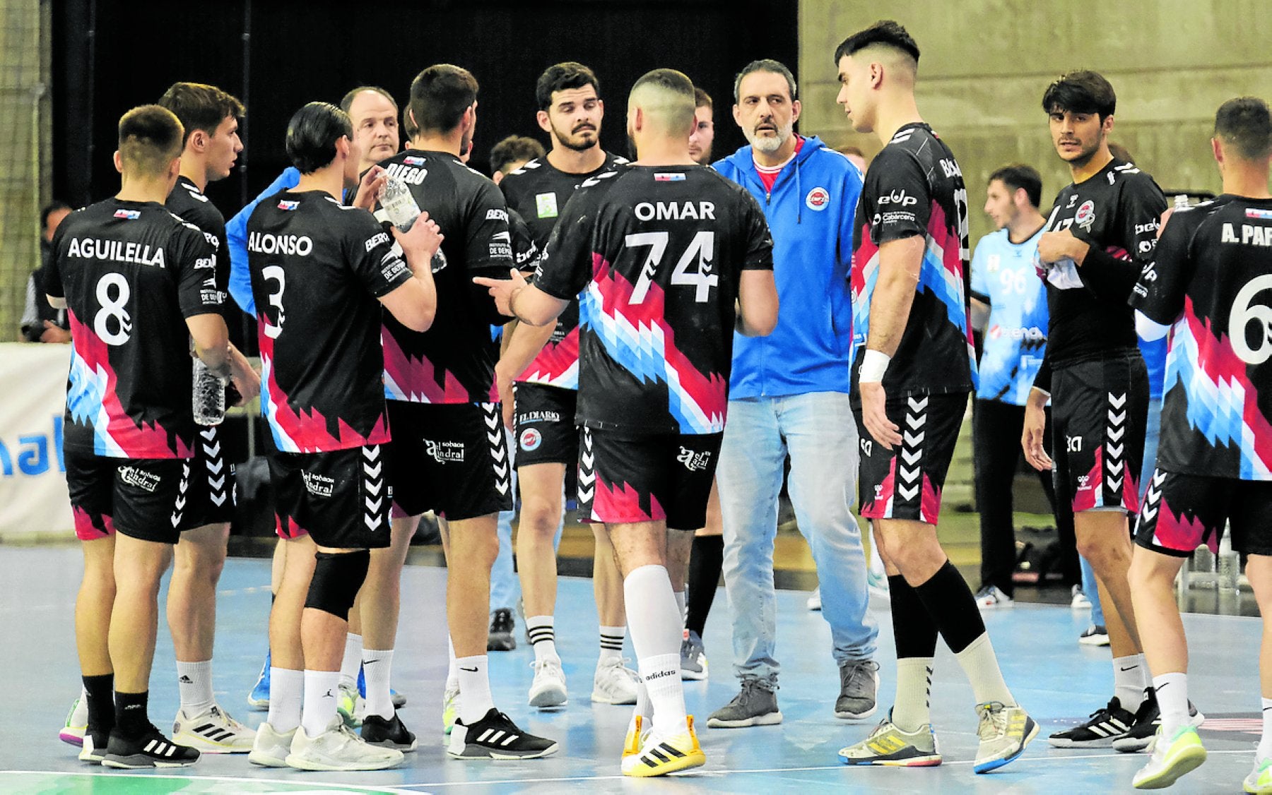 Rubén Garabaya, entrenador del Sinfín, da instrucciones a sus jugadores durante un tiempo muerto.