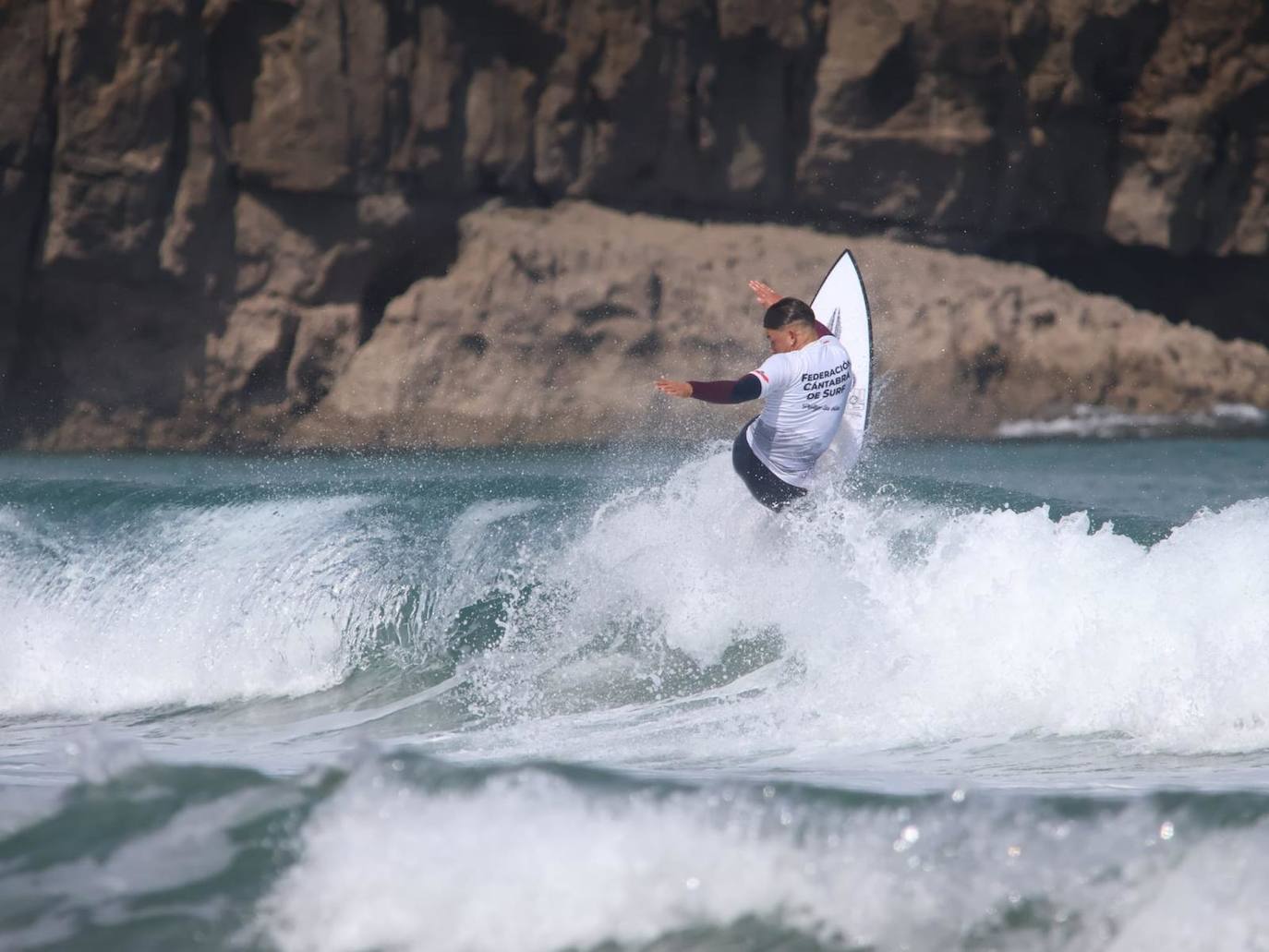 El domingo, por su parte, el mar arrancó tocado de viento pero con más olas debido al cambio de dirección, lo que auguraba una nueva jornada de mucho surf