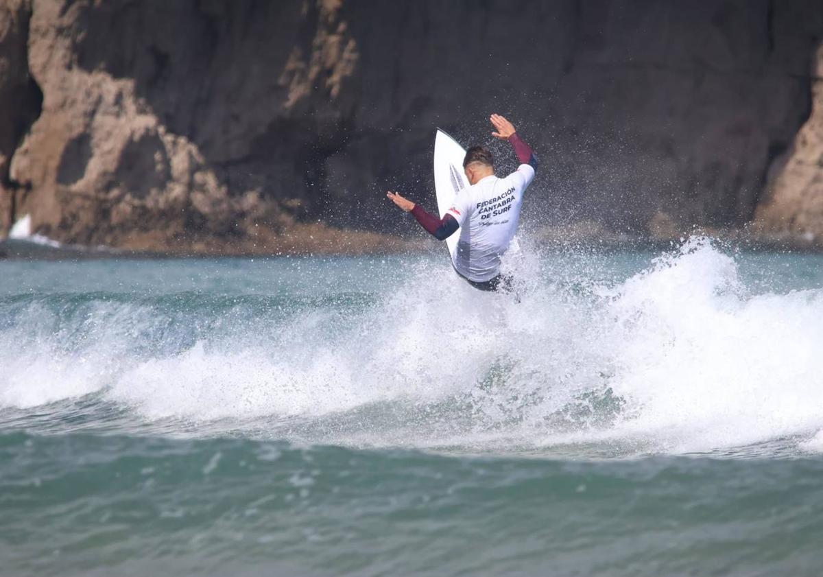 Imagen principal - Las maniobras de los surfistas y algunos momentos de compañerismo, durante el campeonato celebrado en Noja.