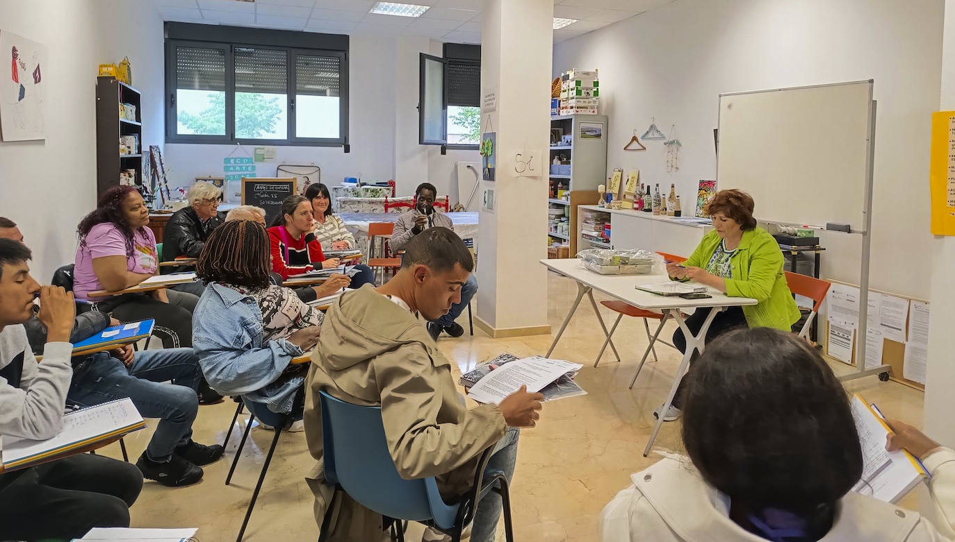 Los usuarios del centro atienden a la profesora, durante una de las formaciones impartidas.