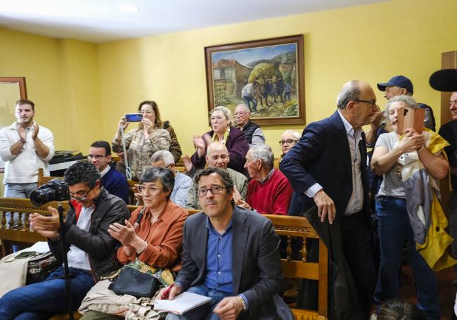 El público abandona el salón de plenos al término de la sesión.