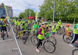 Participantes concentrados en el aparcamiento del Ayuntamiento de Bezana en el Día de la Bicicleta del pasado año.